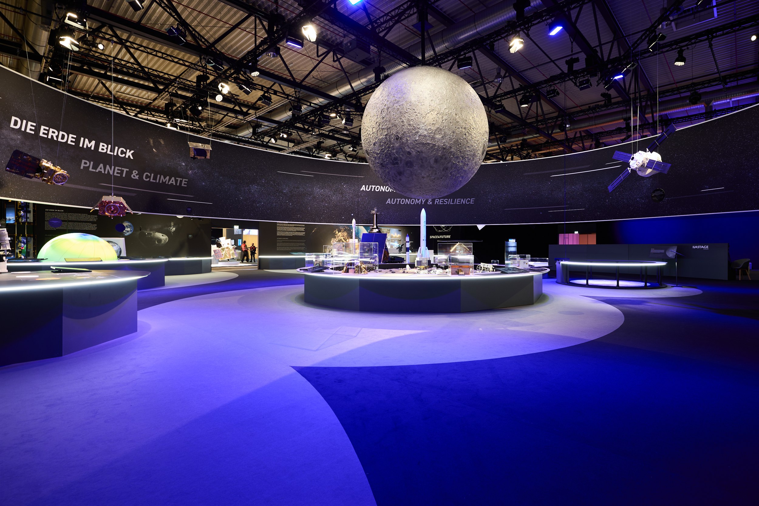 Space Pavilion mit hängendem Mondmodell