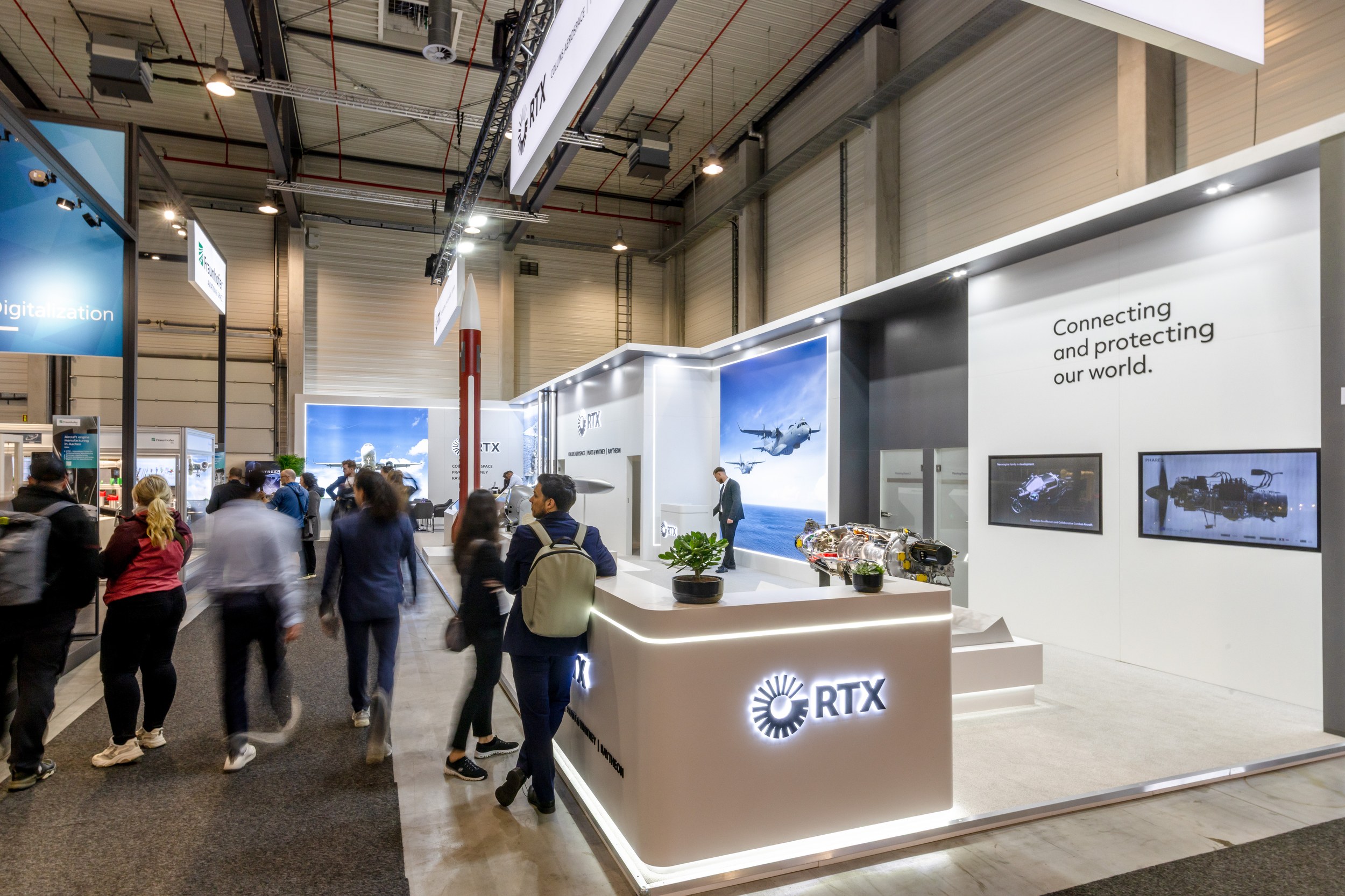 Der RTX-Stand öffnet sich über Eck zu zwei Gängen.