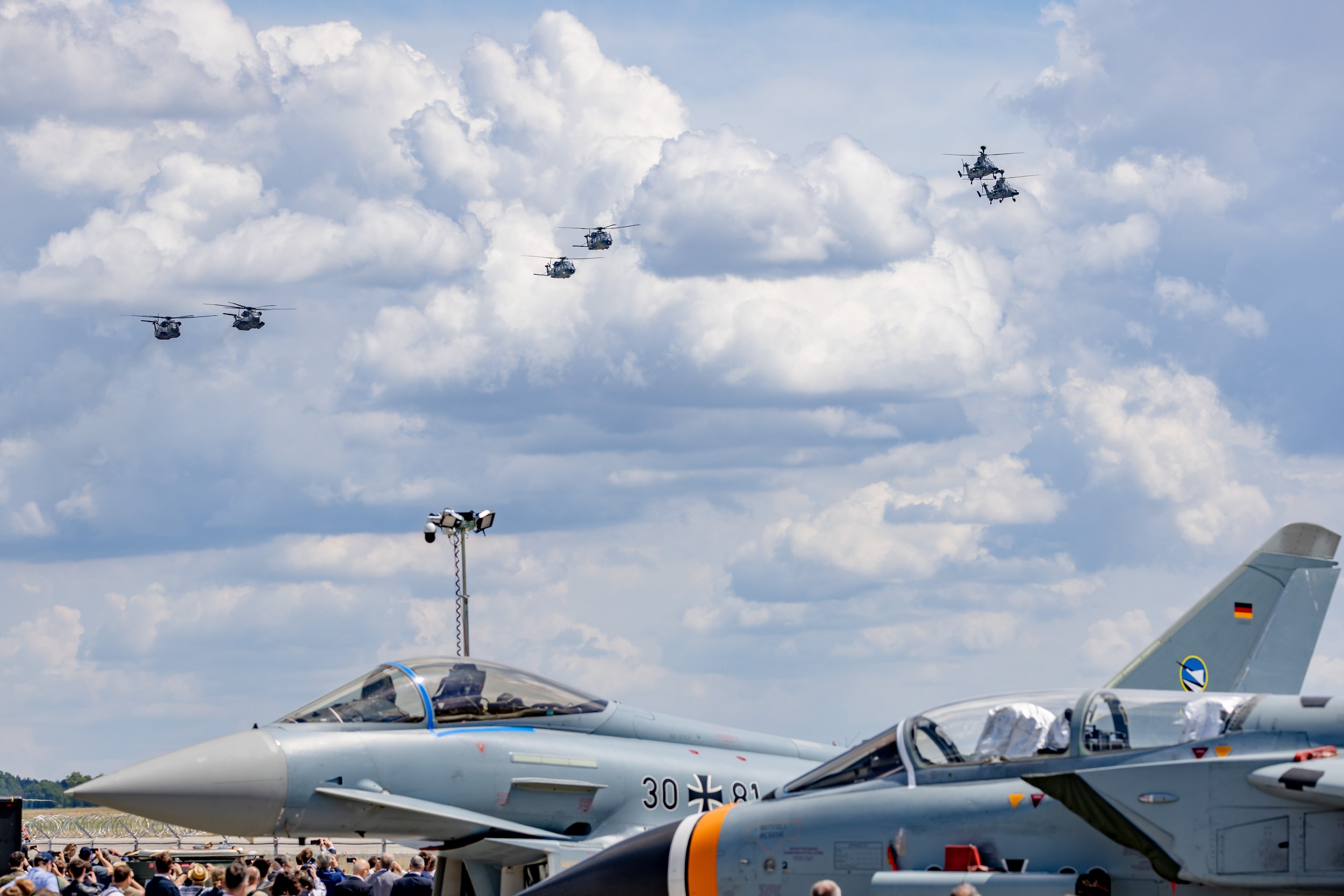 Ein Eurofighter Typhoon mit der Kennung 30+81 und ein angeschnittener Panavia Tornado stehen im Static Display vor …