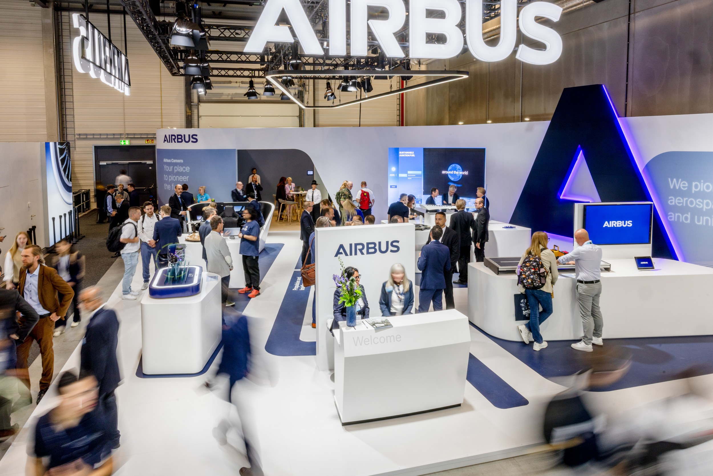 Erhöhter Blick auf den rundum offenen Airbus-Stand in Halle C.