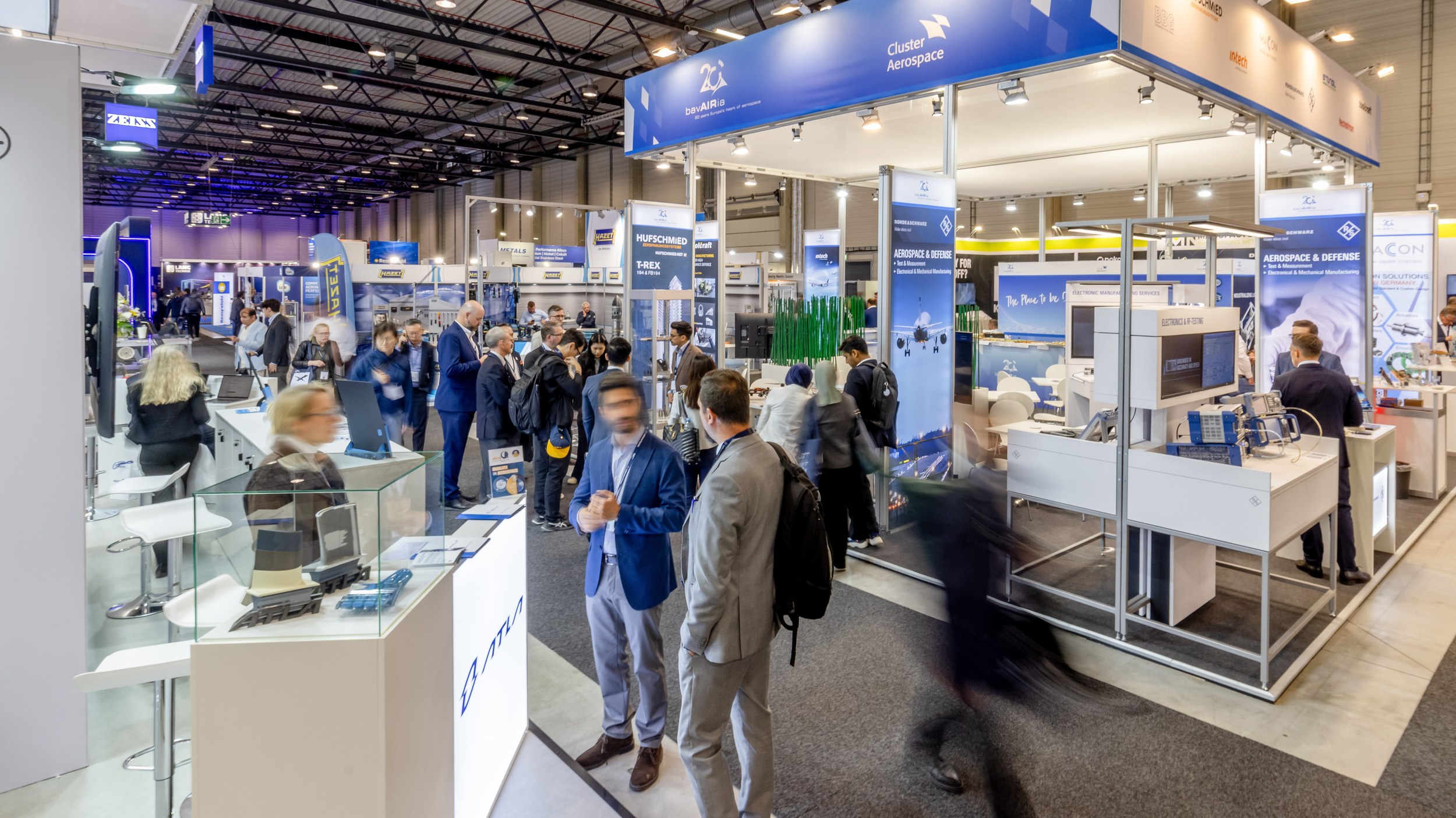Gespräche zwischen Exponaten in Halle A