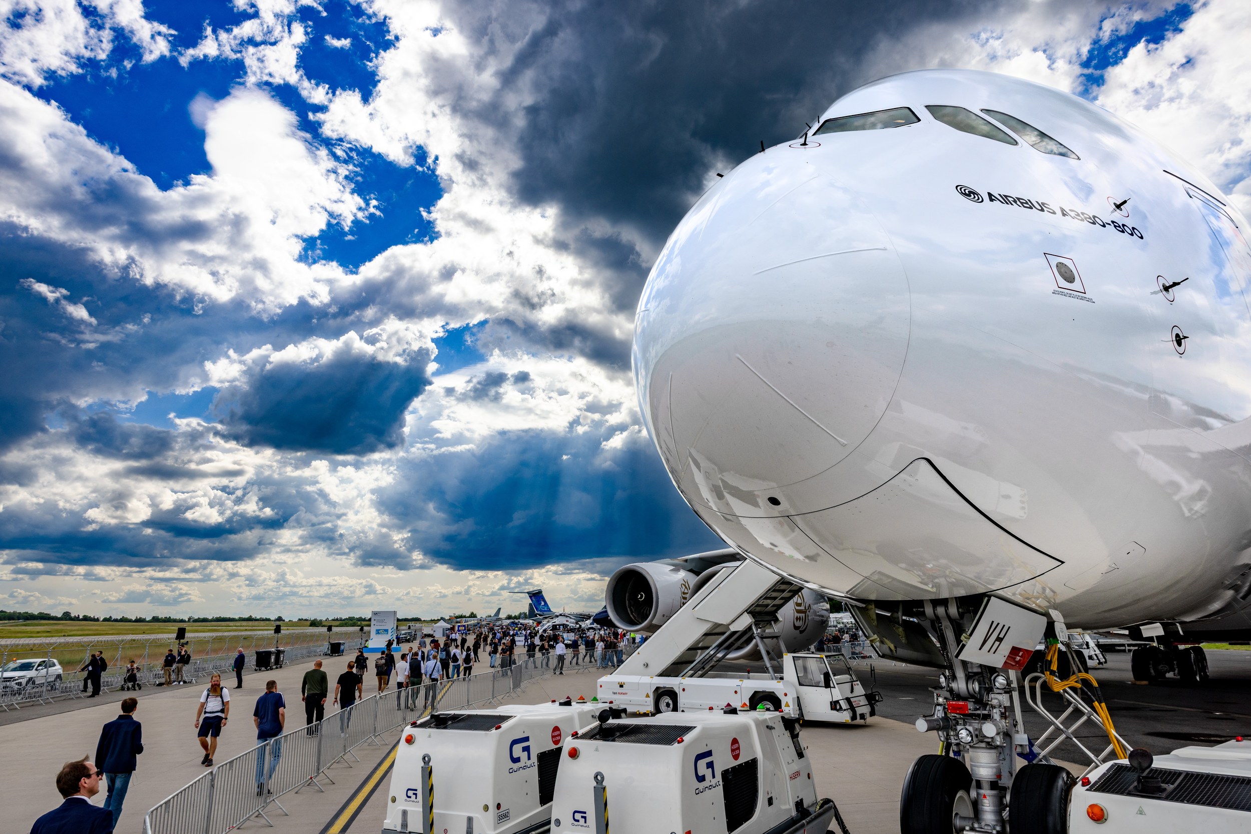 Der weiß lackierte Bug eines Airbus A380-800 dominiert aus tiefer Weitwinkelperspektive das Static Display auf dem …
