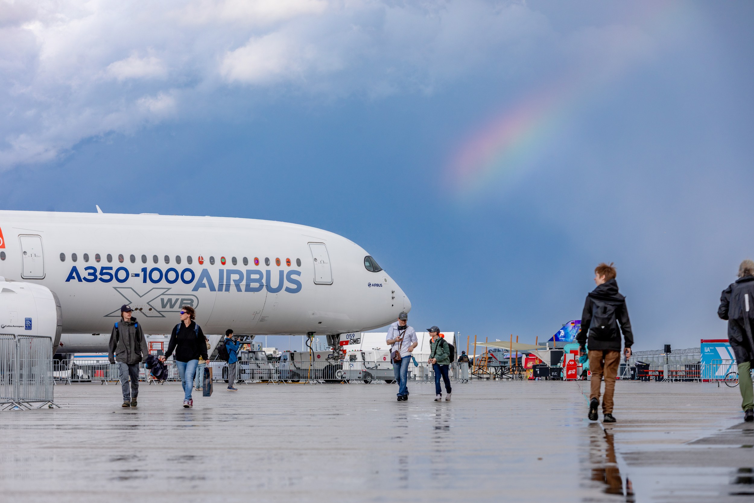 Der Bug und vordere Rumpf eines Airbus A350-1000 XWB dominieren die linke Bildhälfte des regennassen Static Display.