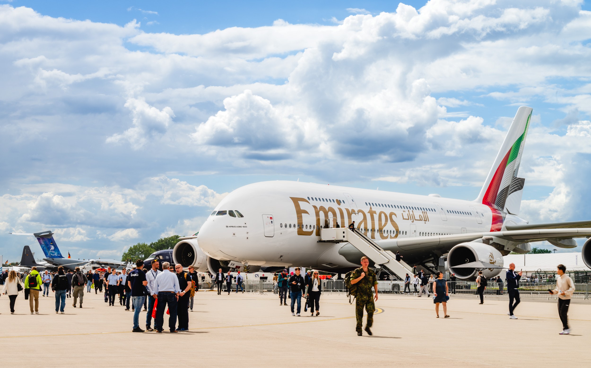 Ein Emirates Airbus A380-800 steht in breiter Seitenansicht im Static Display der ILA Berlin 2026.