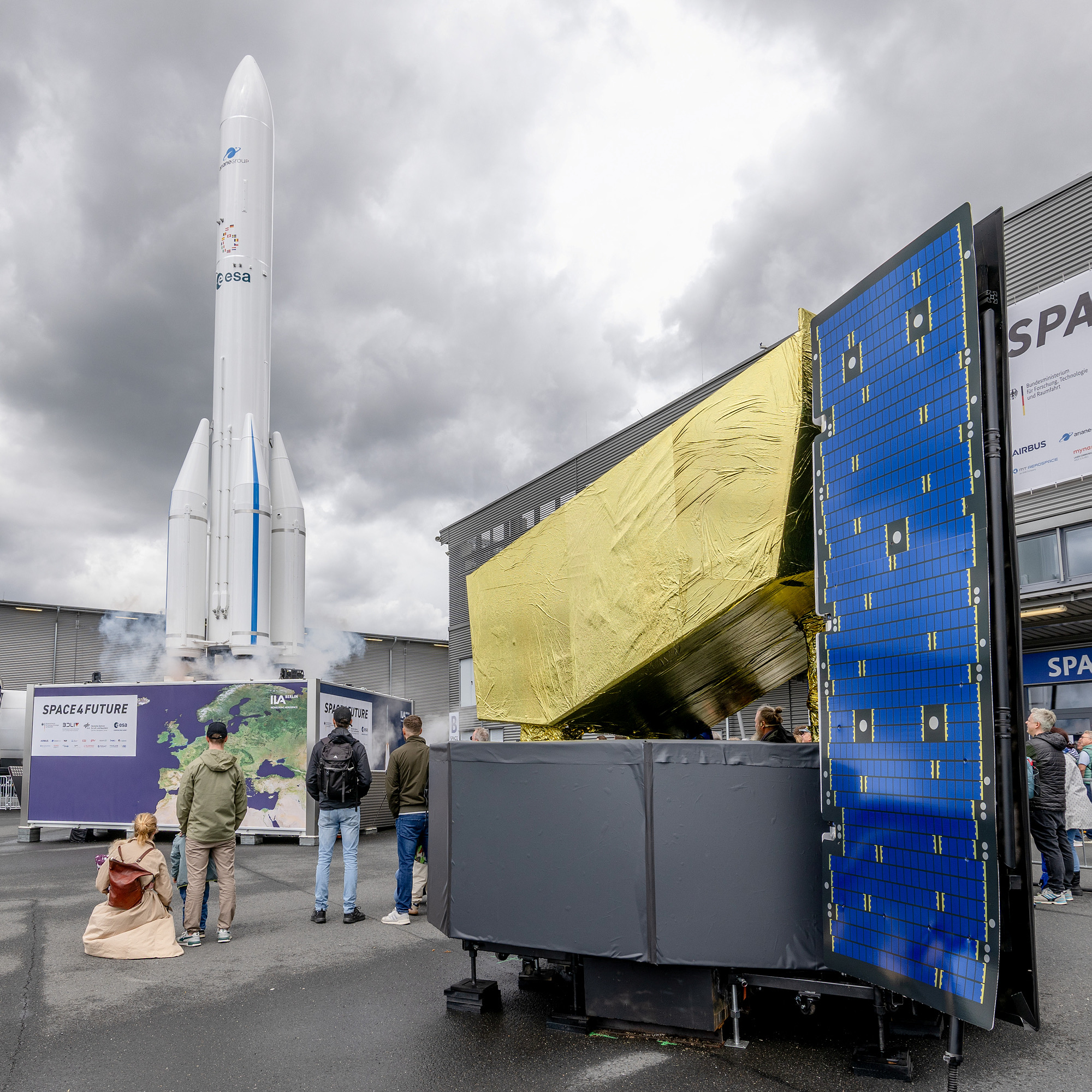 Satellitenstruktur mit Solarpanel und Ariane-6-Modell am Space Pavilion