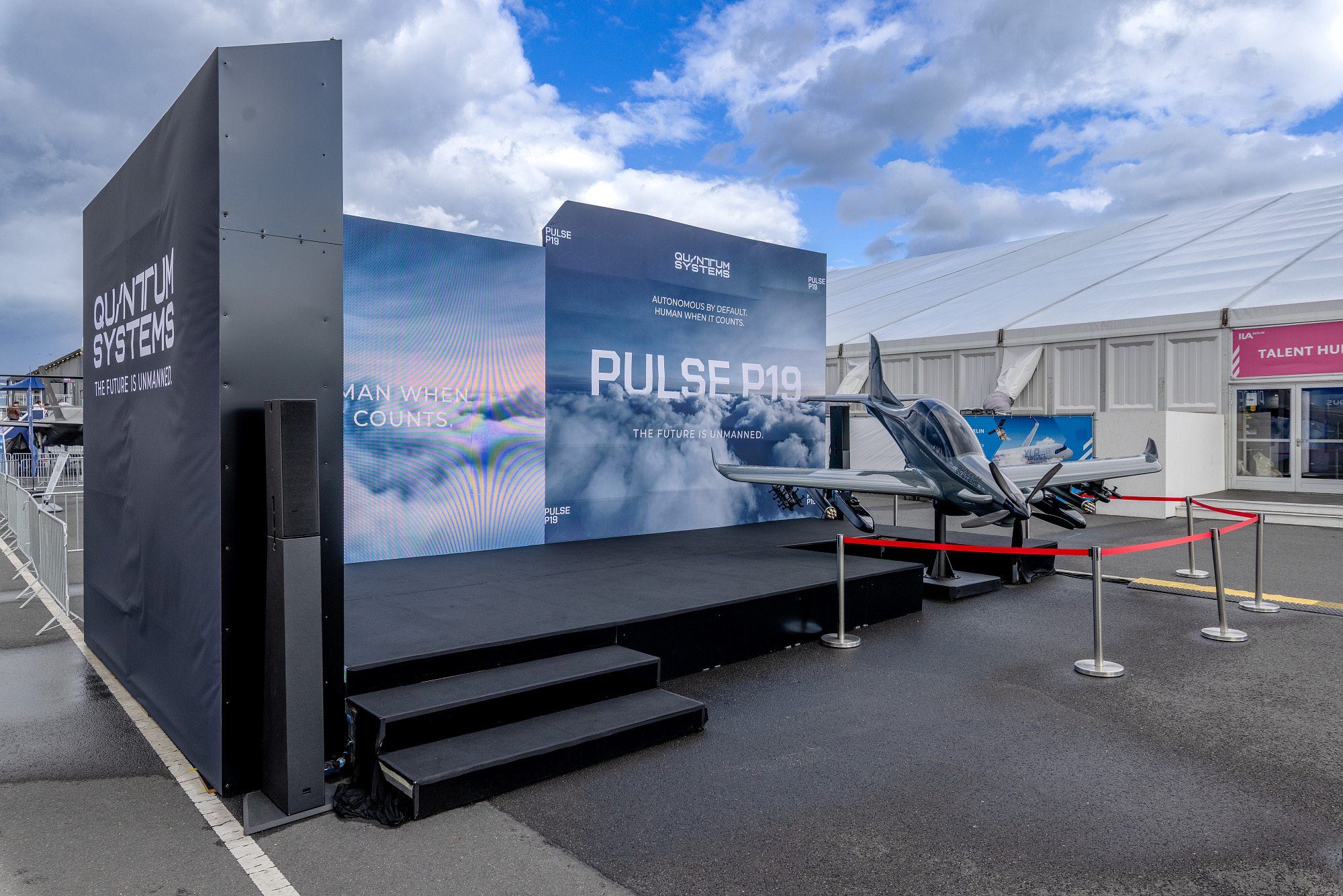 PULSE P19 von Quantum Systems auf der Präsentationsbühne vor der Motivwand