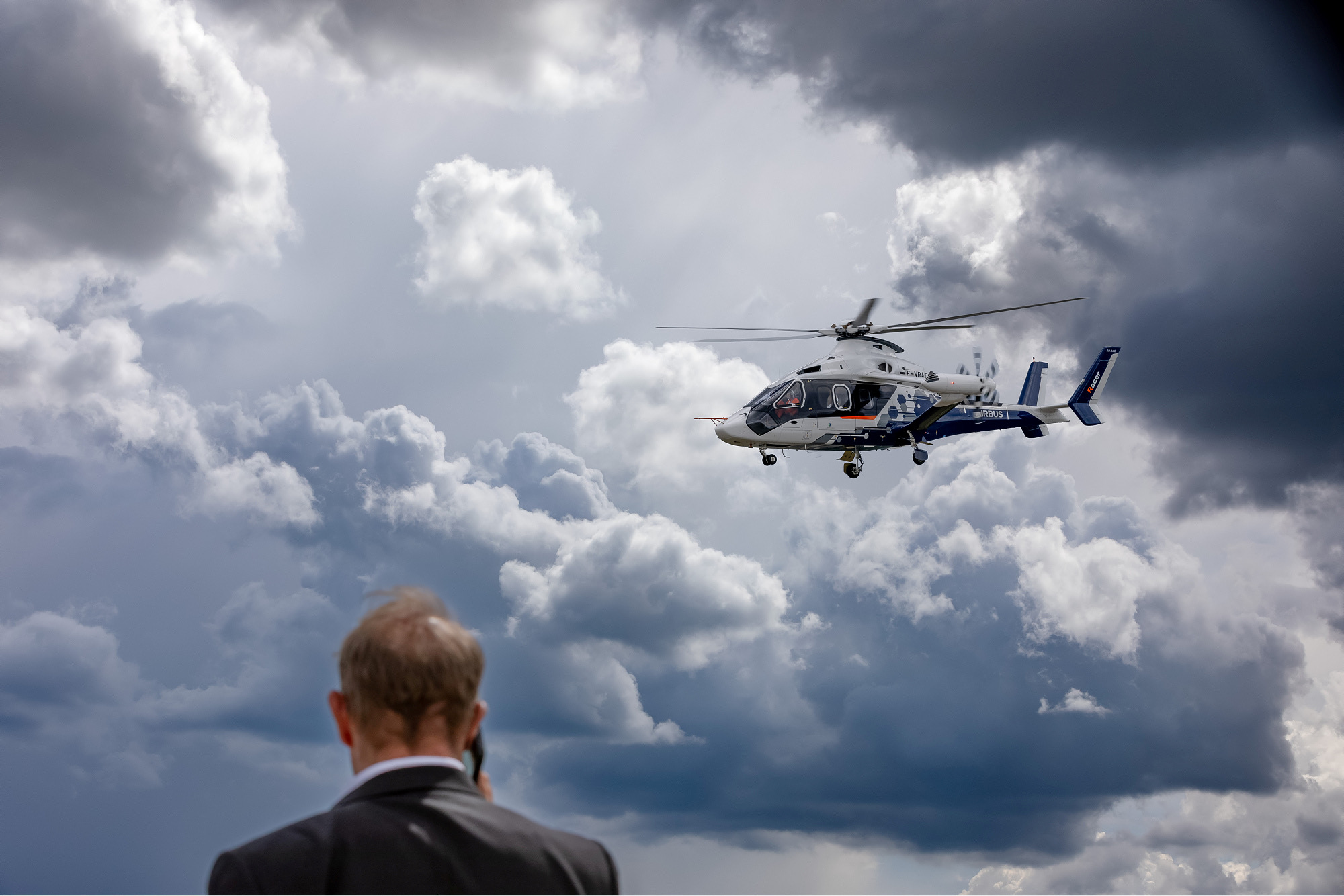 Airbus Racer im Flying Display vor dramatischen Gewitterwolken