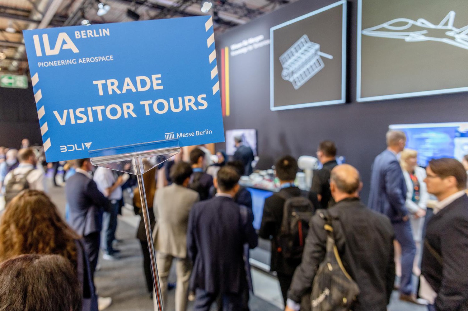 Treffpunkt am TRADE VISITOR TOURS Schild auf der ILA Plaza