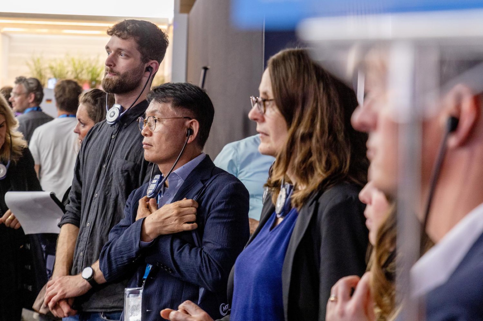 Gruppe Fachbesucher lauscht den Erklärungen